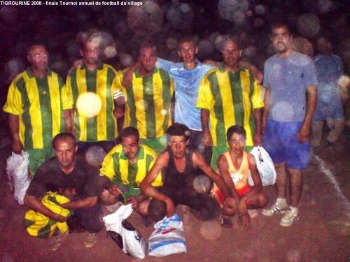 DSC00763-finale Tigrourine 2008 -equipe vainqueur à la fin match.JPG