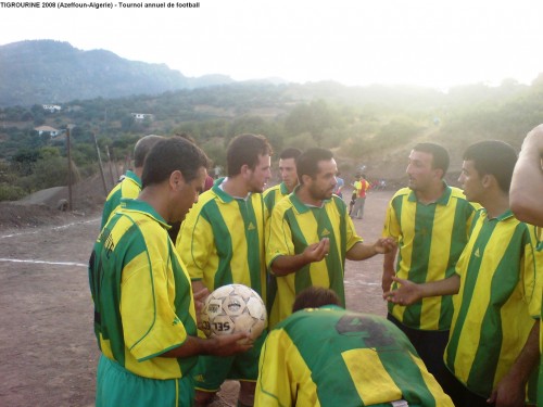 DSC00740-tournoi Tigrourine 2008- Ahcene et ses joueurs en discussion d'avant match.JPG