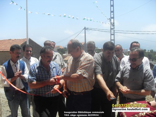 SDC15930-inauguratio par chef daira azeffoun de la bibliotheque commune akerrou-04-07-2013-le ruban.JPG